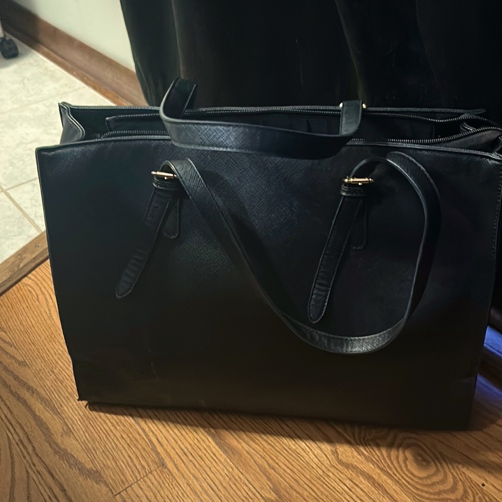 Black lap top bag.